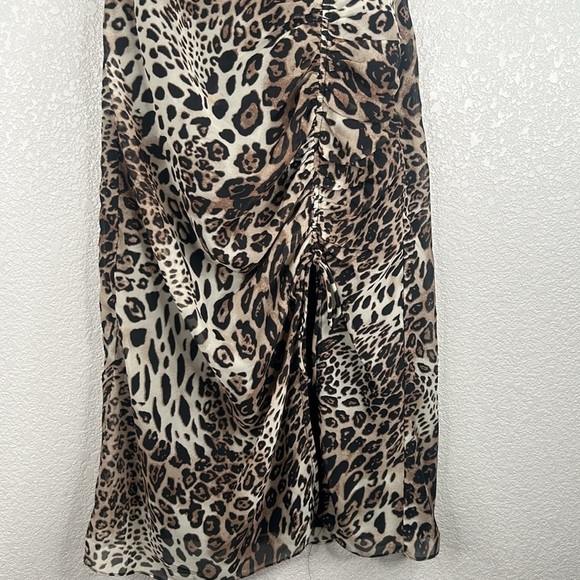 ASTR Leopard Mobwife Short Sleeve Ruched V-Neck Midi Dress Size XS - Picture 3 of 8